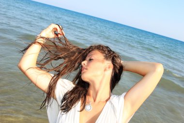 Sahilde güzel bir kadın fotoğrafı