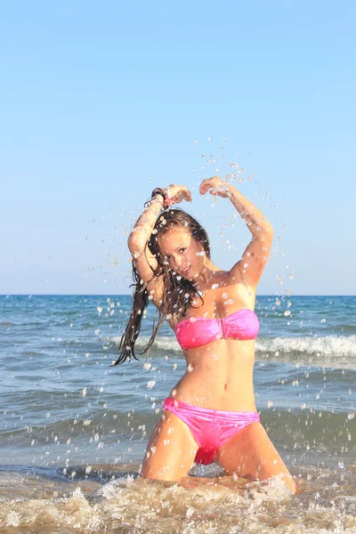 Menina atraente na praia — Fotografia de Stock