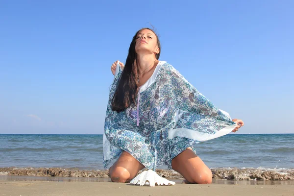 Mujer relajándose en la playa — Foto de Stock