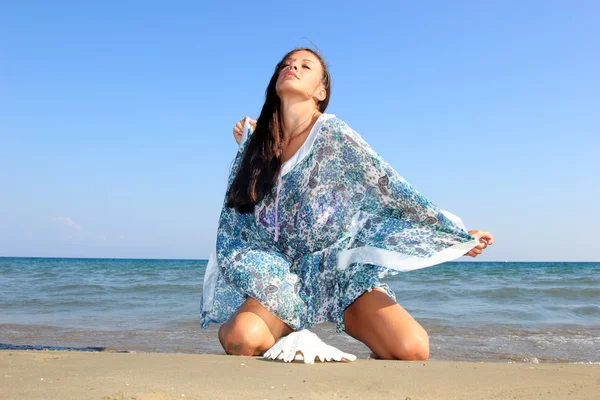 Frau am Strand — Stockfoto