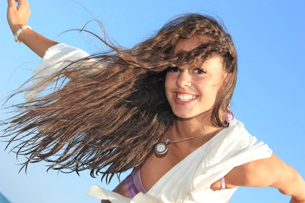 Attraktive Mädchen am Strand — Stockfoto