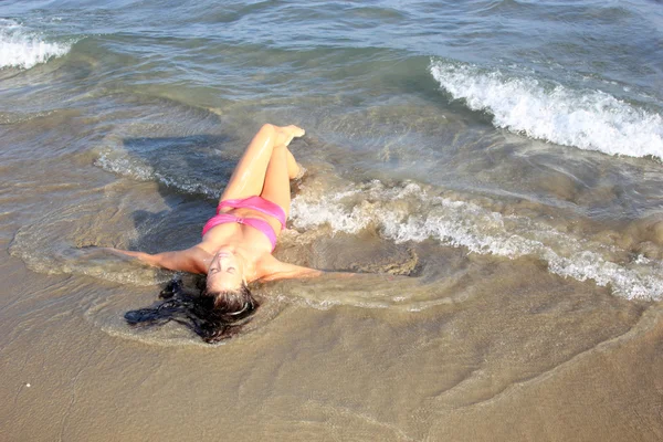 Vrouw poserend op het strand — Stockfoto