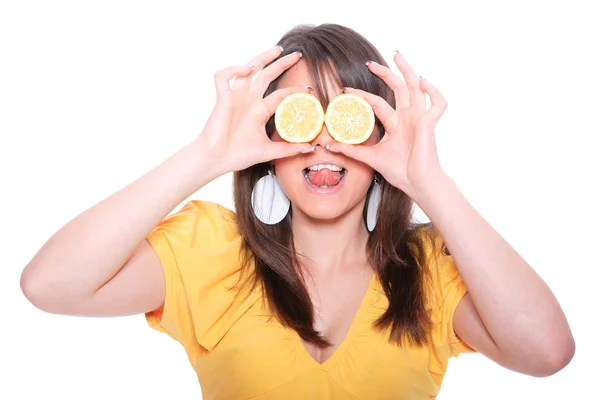 Een mooie jonge vrouw met citroen — Stockfoto