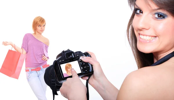 女孩在数码单反相机上显示图片 — 图库照片
