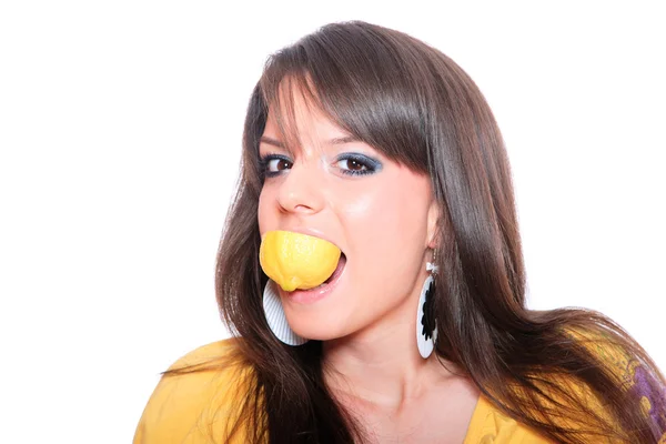 Eine hübsche junge Frau mit Zitrone — Stockfoto