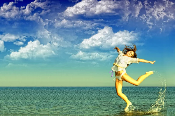 Güzel kız plajda incelikle atlama — Stok fotoğraf