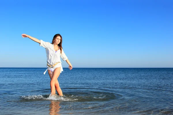 Vonzó lány a strandon — Stock Fotó