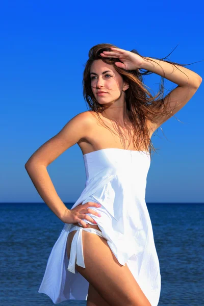 Porträtt av attraktiv kvinna på stranden — Stockfoto