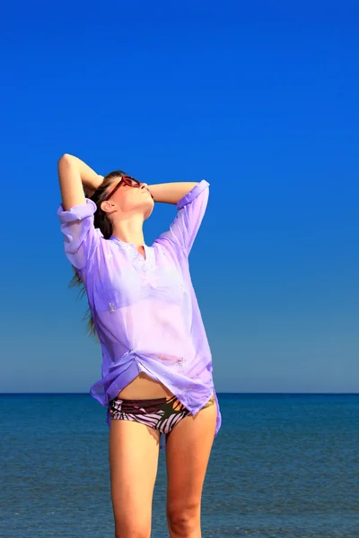 Mooi meisje op het strand — Stockfoto