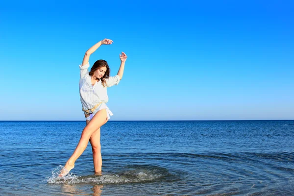 Kvinna på stranden. — Stockfoto