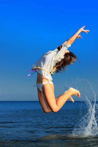 美しい女の子、ビーチで優雅にジャンプ — ストック写真