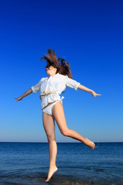 güzel kız plajda incelikle atlama