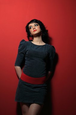 kadın kırmızı bir arka plan üzerinde