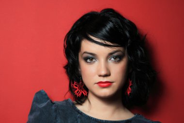 Stüdyoda poz veren güzel kız