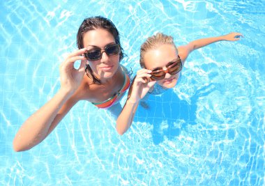 bir havuzda iki model