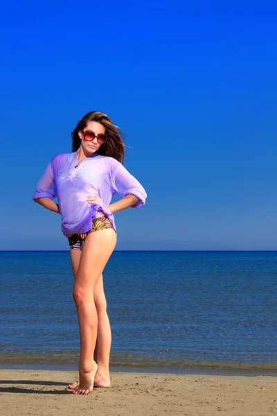 Beautiful girl on the beach — Stock Photo, Image