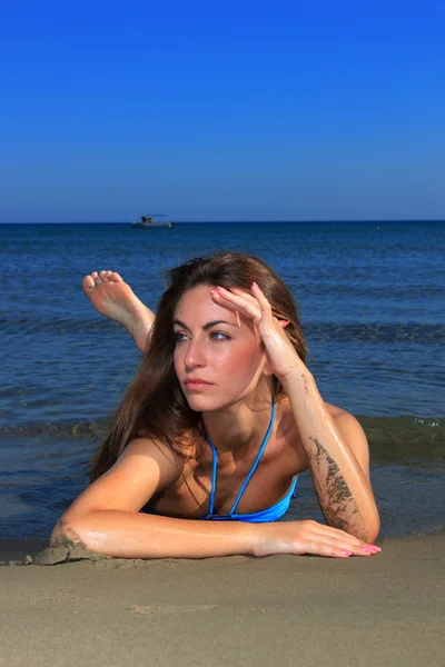 Beautiful girl on the beach — Stock Photo, Image