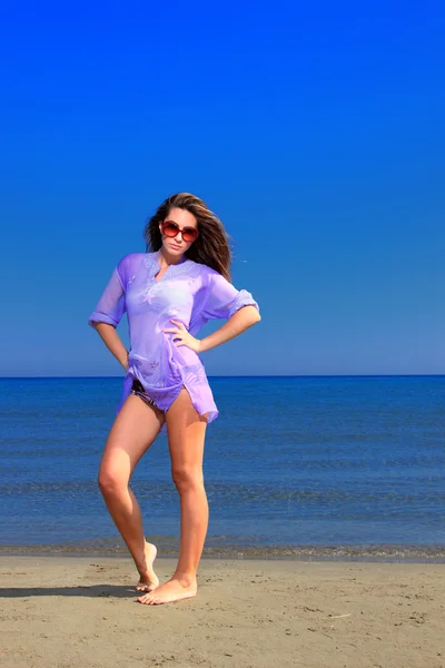 Bella ragazza sulla spiaggia — Foto Stock