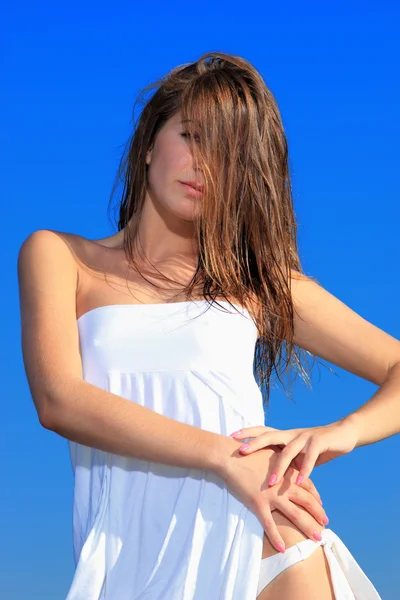 Portret van aantrekkelijke vrouw op strand — Stockfoto