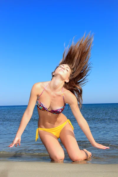 Tropical woman flips hair — Stock Photo, Image