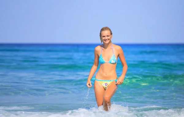 Sexy kobieta pozowanie na plaży — Zdjęcie stockowe