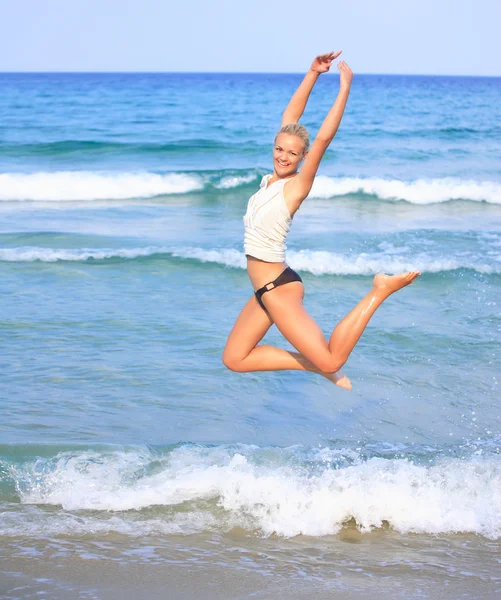 Donna sexy in posa sulla spiaggia — Foto Stock