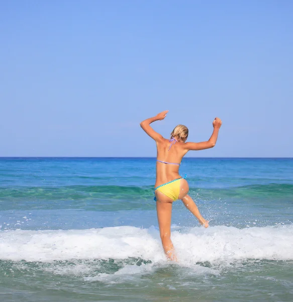 Femme sexy posant sur la plage — Photo