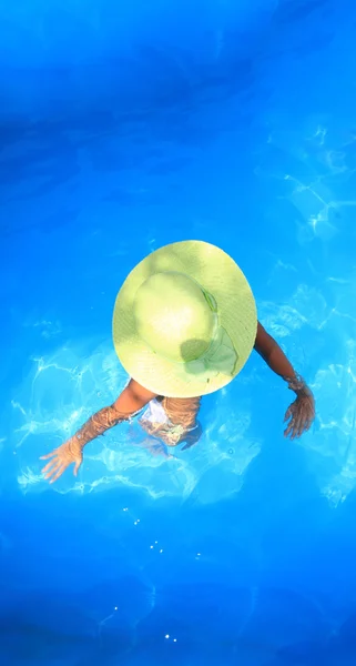 Женщина, наслаждающаяся бассейном — стоковое фото