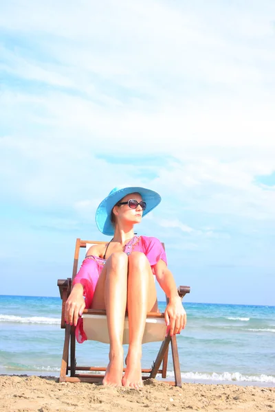 Jeune fille se détendre sur la plage — Photo