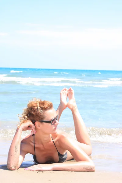Hermosa mujer junto al mar — Foto de Stock
