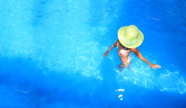 Kvinna som njuter av en pool — Stockfoto