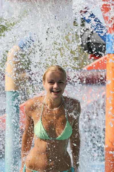 Bella giovane donna in piscina — Foto Stock