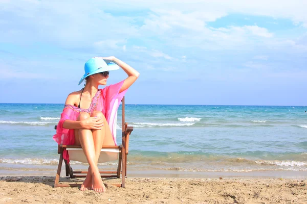 Chica joven relajándose en la playa — Foto de Stock