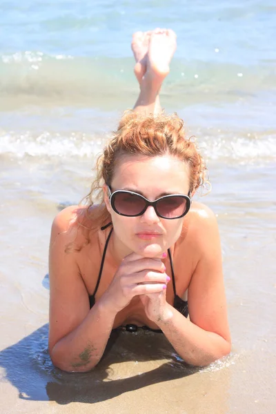 Hermosa mujer junto al mar —  Fotos de Stock