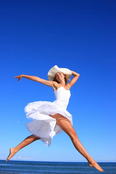 Belle femme près de la mer — Photo