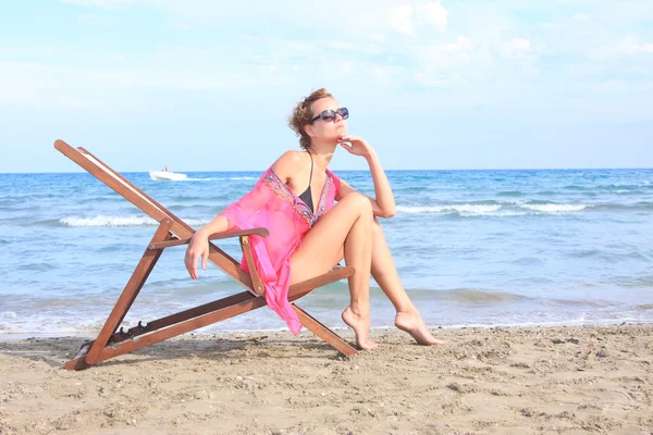 Hermosa mujer junto al mar — Foto de Stock