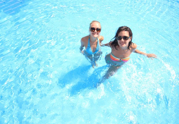 Dos modelos en una piscina — Foto de Stock