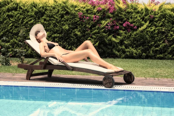 Mladá žena u bazénu — Stock fotografie