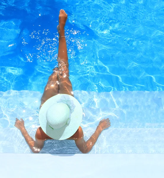 Mujer disfrutando de una piscina — Foto de Stock