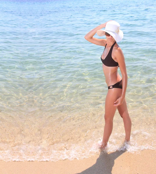 Bronzé femme blonde en bikini dans la mer — Photo