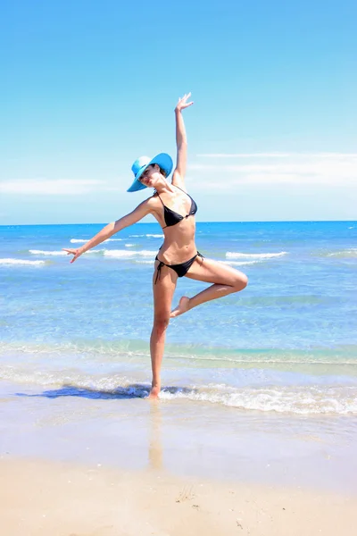 Vrouw op het strand — Stockfoto