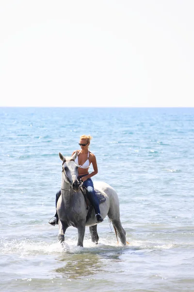 Unga ryttare på stranden — Stockfoto