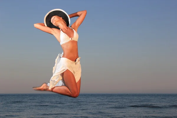 Kvinna avkopplande på stranden — Stockfoto