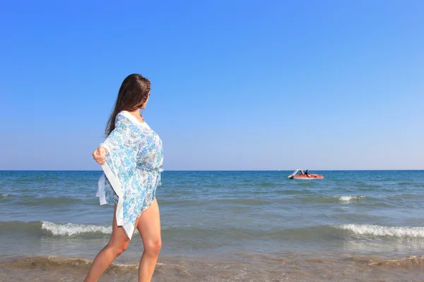 Fille sur la plage — Photo