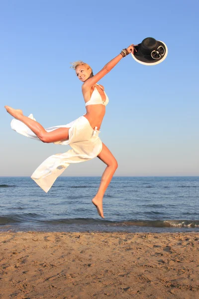 Mujer relajándose en la playa — Foto de Stock