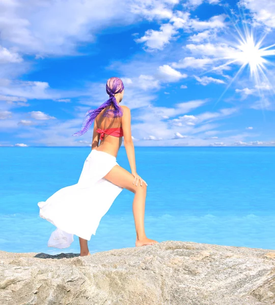 Una bella ragazza sulla spiaggia — Foto Stock