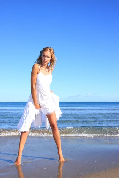 Giovane donna in piedi su una spiaggia — Foto Stock