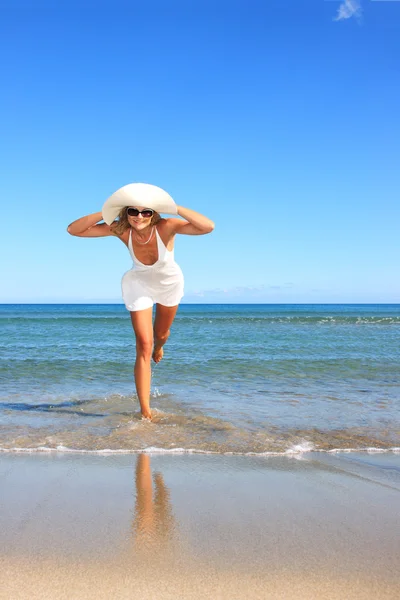 Vrouw ontspannen op het strand — Stockfoto