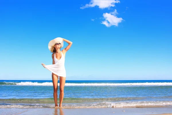 Mulher relaxante na praia — Fotografia de Stock