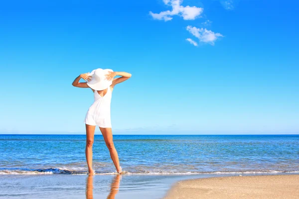 해변에서 쉬고 있는 여자 — 스톡 사진